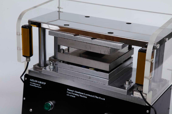 Het automatische Ponsen die Machine voor het Mobiele die Aluminium van de Telefoonbatterij vormen lamineerde Film voor het Laboratorium Rese wordt gebruikt van de Batterijproductie
